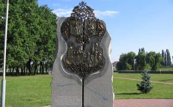 В столице демонтировали памятник в честь дружбы Киева и Москвы