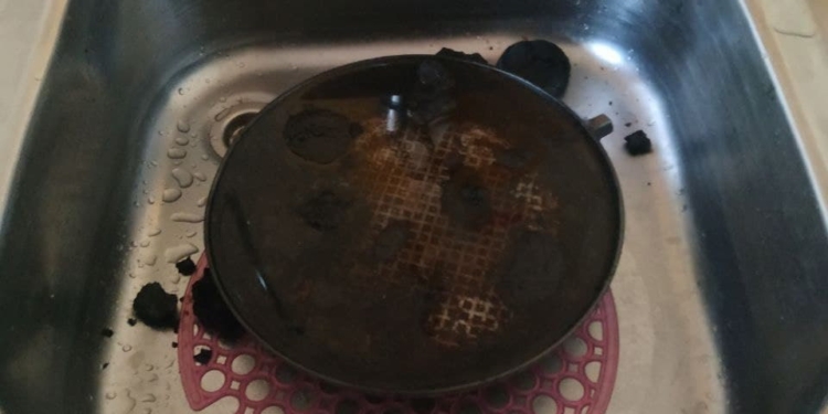 В Николаеве пожарные спасли мужчину, который оставил без присмотра на плите пищу и заснул