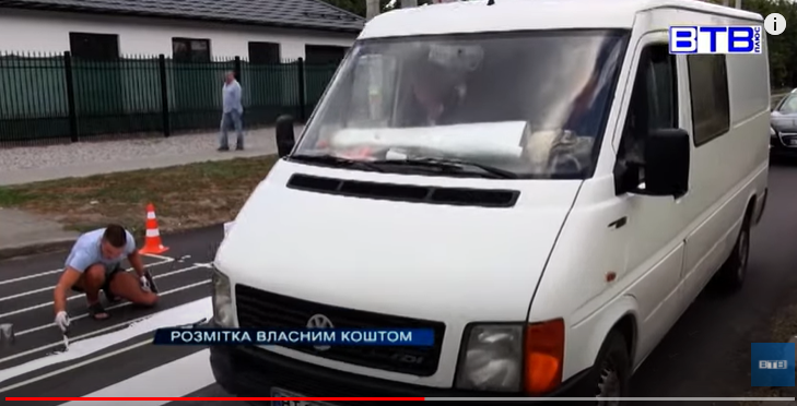 Херсонец сам разметил пешеходный переход возле школы – устал ждать коммунальщиков (ВИДЕО)