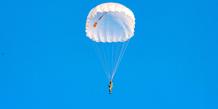 На Николаевщине морпехи выполнили программу прыжков с парашютом (ФОТО)