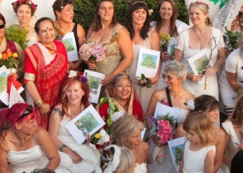 Женщины Бристоля организовали массовую свадьбу с деревьями: чтобы спасти их от вырубки