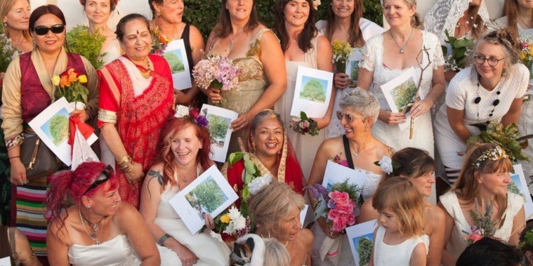 Женщины Бристоля организовали массовую свадьбу с деревьями: чтобы спасти их от вырубки