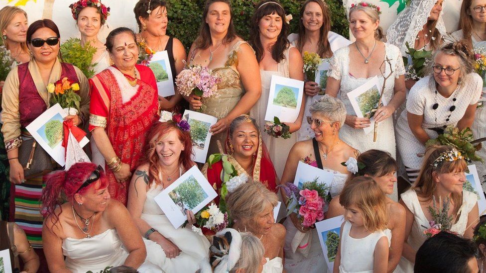 Женщины Бристоля организовали массовую свадьбу с деревьями: чтобы спасти их от вырубки 1