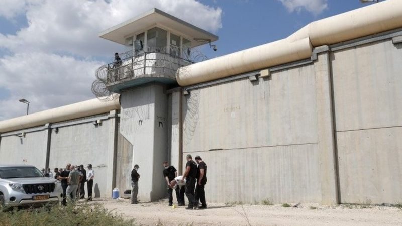 В Израиле из тюрьмы сбежали 6 палестинцев, приговоренных к пожизненному за терроризм, – прокопали тоннель ложкой (ФОТО, ВИДЕО)