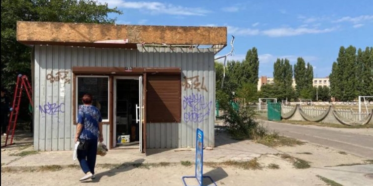 Два года потребовалось мэрии, чтобы снести МАФ, который продавал “слабоалкоголку” возле школы в Николаеве