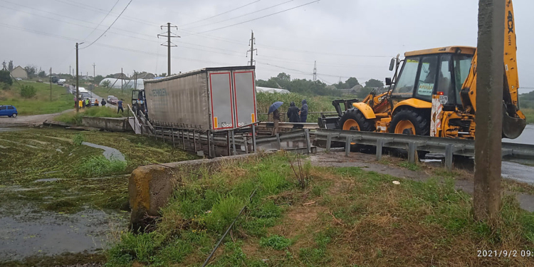 Движение по понтонному мосту в Пересадовке, подтопленному на прошлой неделе фурой, восстановлено (ФОТО, ВИДЕО)