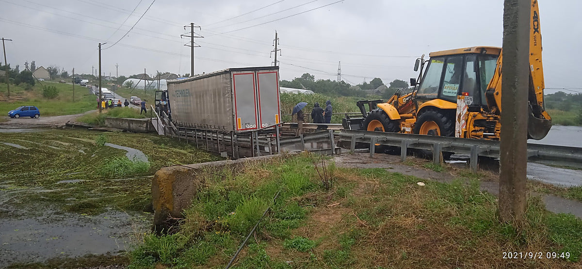 Движение по понтонному мосту в Пересадовке, подтопленному на прошлой неделе фурой, восстановлено (ФОТО, ВИДЕО)