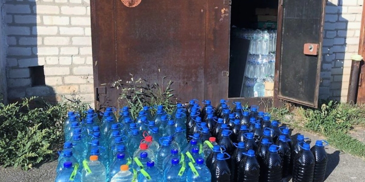 В Николаеве в гаражах нашли склады с почти 2 тоннами незаконного алкоголя (ФОТО)