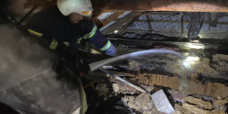 На Николаевщине тушили крышу дома, загоревшуюся из-за печки (ФОТО)