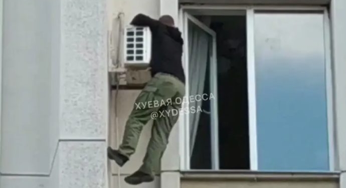 Требовал отставки губернатора: в Одессе переселенец висел на кондиционере 3-го этажа (ВИДЕО)