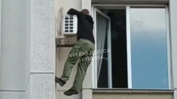 Требовал отставки губернатора: в Одессе переселенец висел на кондиционере 3-го этажа (ВИДЕО) 1