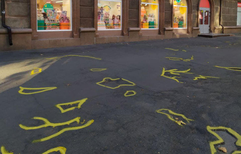 Если власти так не видят: в Николаеве обвели желтой краской ямы на тротуаре (ВИДЕО и ФОТО) 13