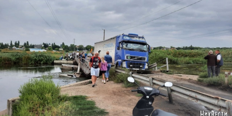 Понтонный мост в Пересадовке в очередной раз утопила фура