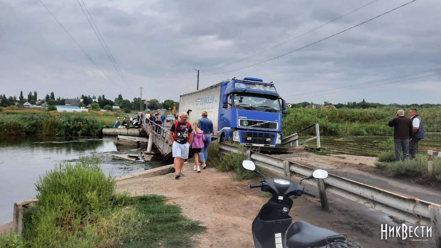 Понтонный мост в Пересадовке в очередной раз утопила фура