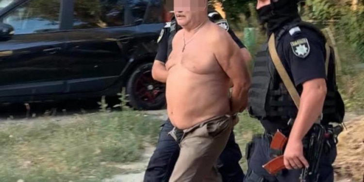 В Николаеве полицейский спецназ задержал мужчину, застрелившего на рынке бродячую собаку (ВИДЕО)