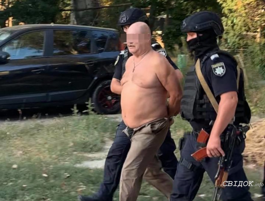 В Николаеве полицейский спецназ задержал мужчину, застрелившего на рынке бродячую собаку (ВИДЕО) 1