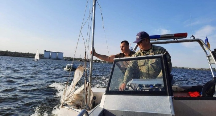 Николаевские водные полицейские спасли двух юных яхтсменов с перевернувшегося “Кадета”