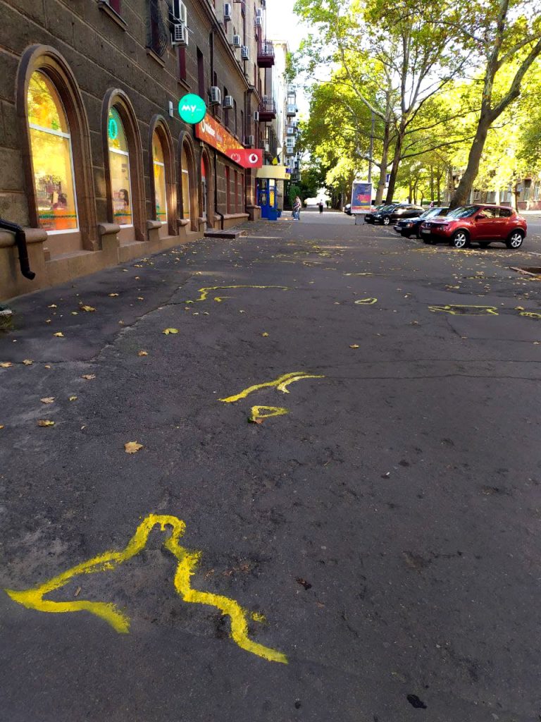 Если власти так не видят: в Николаеве обвели желтой краской ямы на тротуаре (ВИДЕО и ФОТО) 1