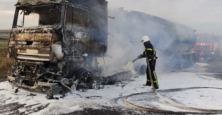 На Николаевщине посреди трассы сгорела фура с подсолнечным маслом