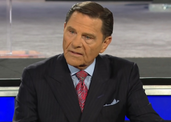 Американский проповедник собирает деньги на личный самолет, потому что прививка от COVID – “метка дьявола”