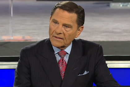 Американский проповедник собирает деньги на личный самолет, потому что прививка от COVID – “метка дьявола”