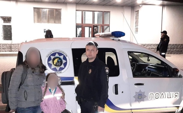 В Херсоне отец забыл ребенка на детской площадке, полиция составила протокол на мать