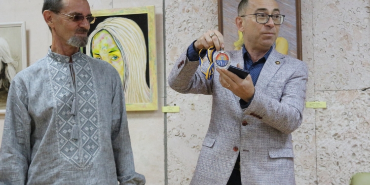 И выставка, и награда: николаевский художник, писатель, участник АТО Геннадий Молчанов стал первым обладателем нового знака отличия «Поза форматом» (ФОТО)