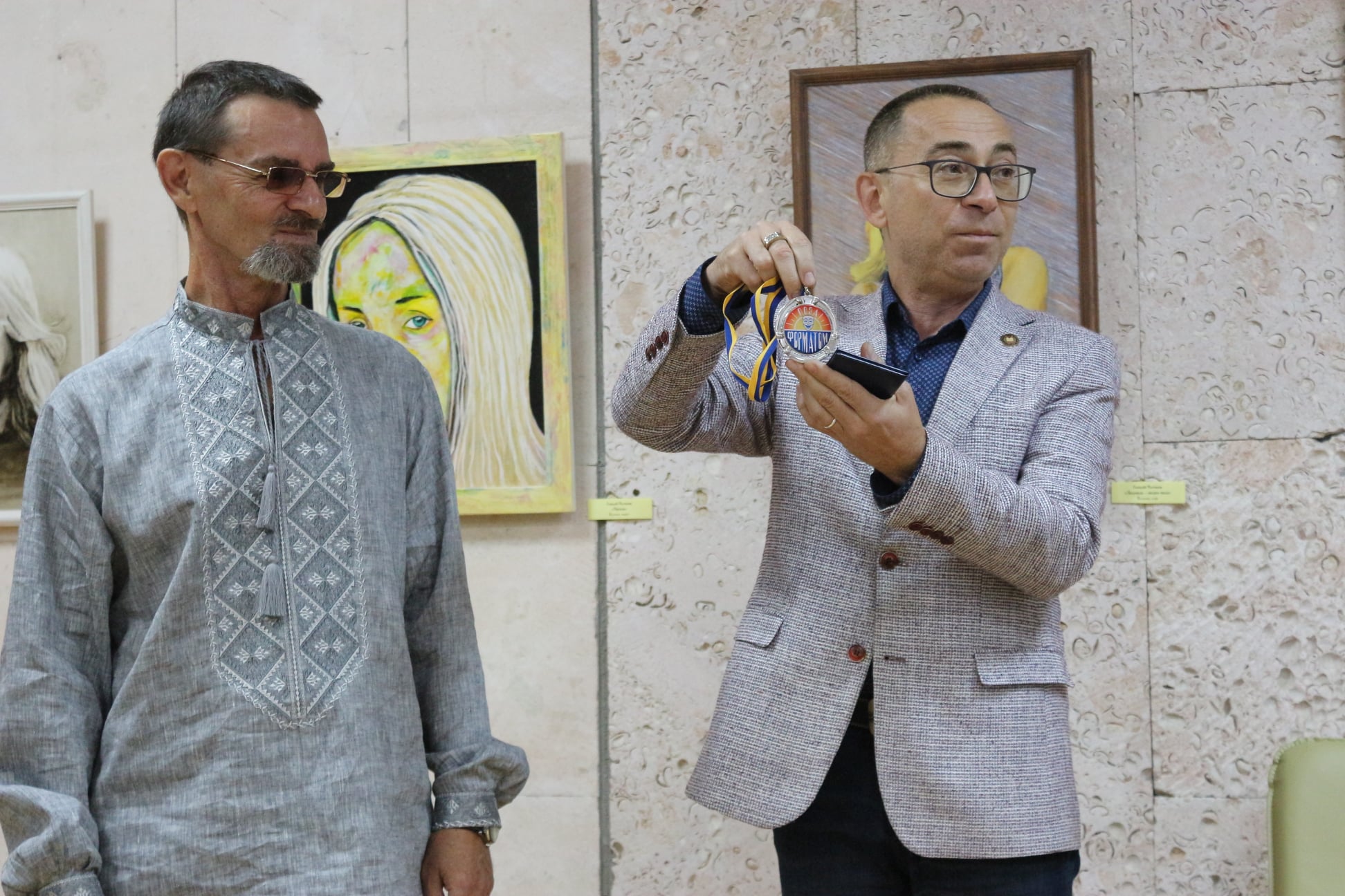 И выставка, и награда: николаевский художник, писатель, участник АТО Геннадий Молчанов стал первым обладателем нового знака отличия «Поза форматом» (ФОТО)