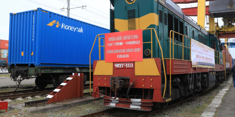 Укрзализныця запустила первый в истории Украины контейнерный поезд с экспортным грузом в Китай (ФОТО)