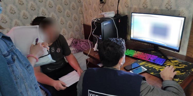 На Николаевщине разоблачили пятерых, причастных к созданию детского порно. Один шесть лет развращал детей, вторая создавала порно с учениками местной школы (ФОТО)