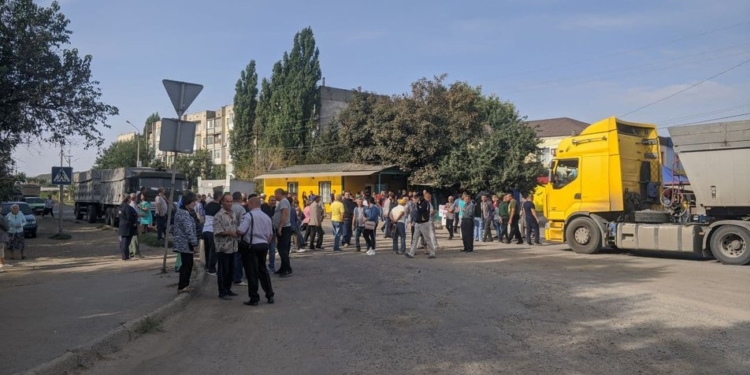 На Николаевщине жители поселка заблокировали трассу Р-55: требуют отремонтировать местные дороги (ВИДЕО)