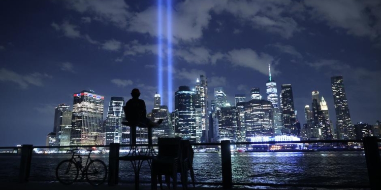Над Манхэттеном в память о жертвах терактов 11 сентября взметнулись в небо световые близнецы (ФОТО)