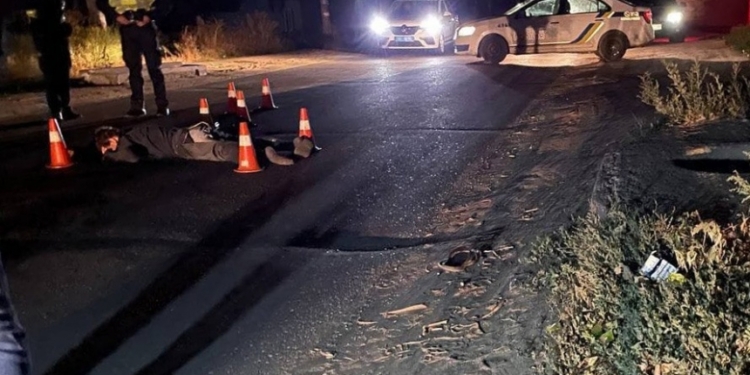 На окраине Николаева ночью автомобиль насмерть сбил пешехода и скрылся