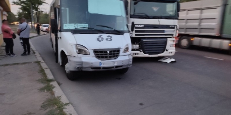 В Николаеве пассажиры маршрутки избили водителя тягача DAF (ФОТО)