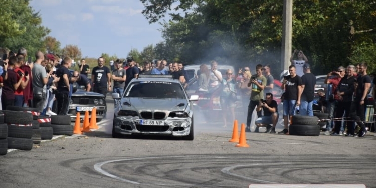 В Николаеве возле аэропорта прошли соревнования драгрейсеров (ВИДЕО)
