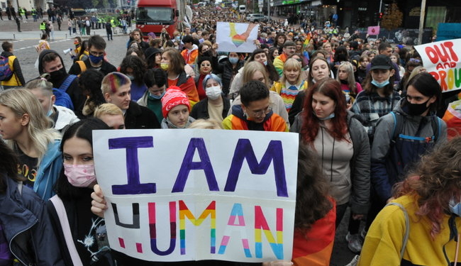 В Киеве женщина легла на асфальт, чтобы преградить путь Маршу за права ЛГБТ +(ФОТО, ВИДЕО)