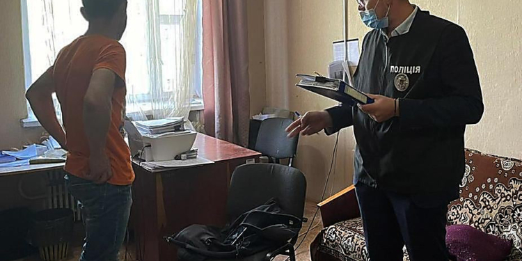 Николаевец пытался откупиться взяткой в 250 евро от уголовной ответственности за хранение наркотиков: не удалось