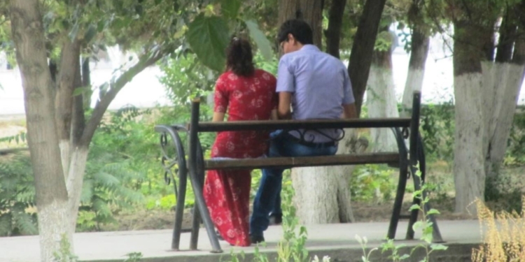 В Туркмении полиция охотится за парочками – парням и девушкам нельзя сидеть вместе. Почему?