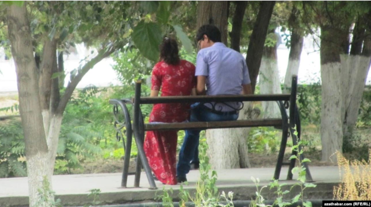 В Туркмении полиция охотится за парочками – парням и девушкам нельзя сидеть вместе. Почему?