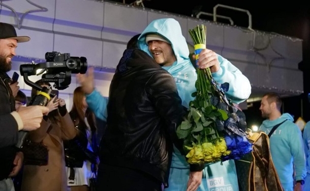 Усик вернулся в Украину и сказал, чего сейчас хочет больше всего (ФОТО, ВИДЕО)