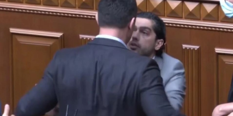 В Раде опять потасовка. Тищенко попытался вытолкать Лероса с трибуны – он обидел Ермака и Зеленского (ВИДЕО)