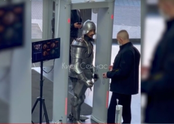 “Вы не проходите по дресс-коду”. В Киеве в ТРЦ не пустили рыцаря (ВИДЕО)