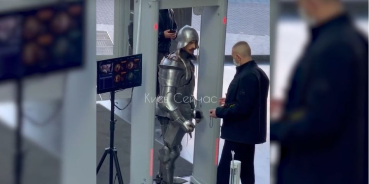 “Вы не проходите по дресс-коду”. В Киеве в ТРЦ не пустили рыцаря (ВИДЕО)