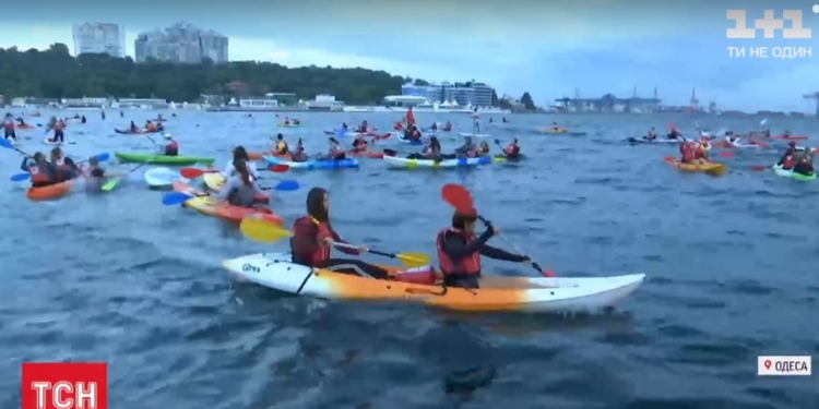 Признание в любви. Более 400 одесситов вышли в море, чтобы встретить рассвет (ВИДЕО)