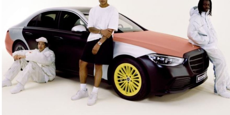 Тоже надувается. Mercedes к юбилею сделал одежду из переработанных подушек безопасности (ФОТО, ВИДЕО)