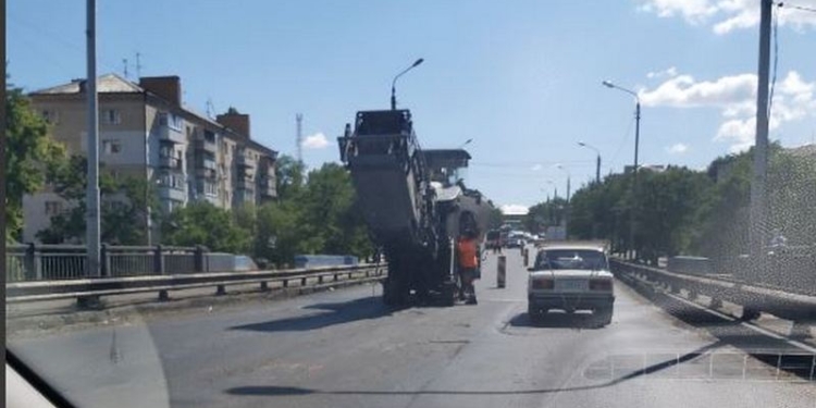 Без объявления “войны”. Варваровский мост встал, начался ремонт покрытия (ФОТО)