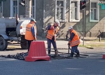 Николаевводоканал нашел свой колодец под новым асфальтом на Никольской. Покрытие вскрыли (ВИДЕО)