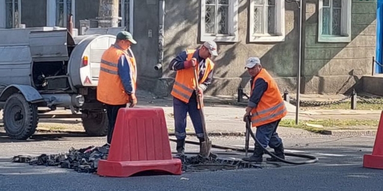 Николаевводоканал нашел свой колодец под новым асфальтом на Никольской. Покрытие вскрыли (ВИДЕО)