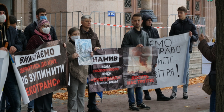 “За климатическую политику”: В Николаеве активисты вышли на митинг под горсовет (ФОТО и ВИДЕО)