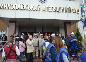 В Николаеве у суда конфликтовали работники НГЗ и активисты “Стоп шлама” (ФОТО и ВИДЕО)